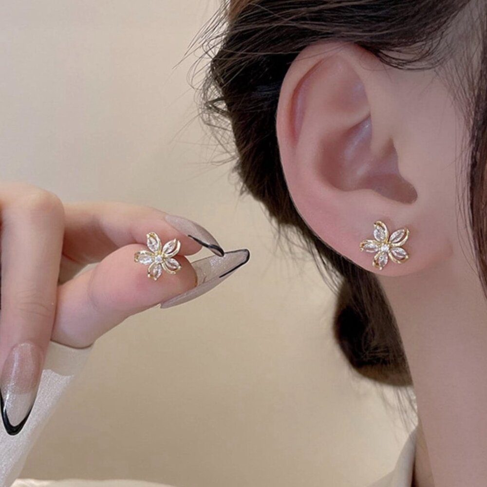 Women Cute Clear Zirconia Flower Stud Earring - Picture 2 of 7
